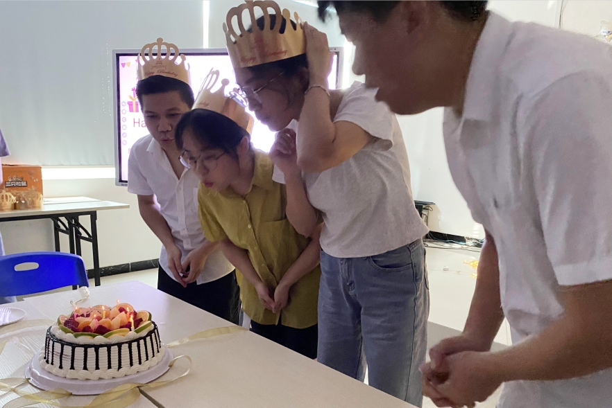 广东B体育仪器9月份员工生日会